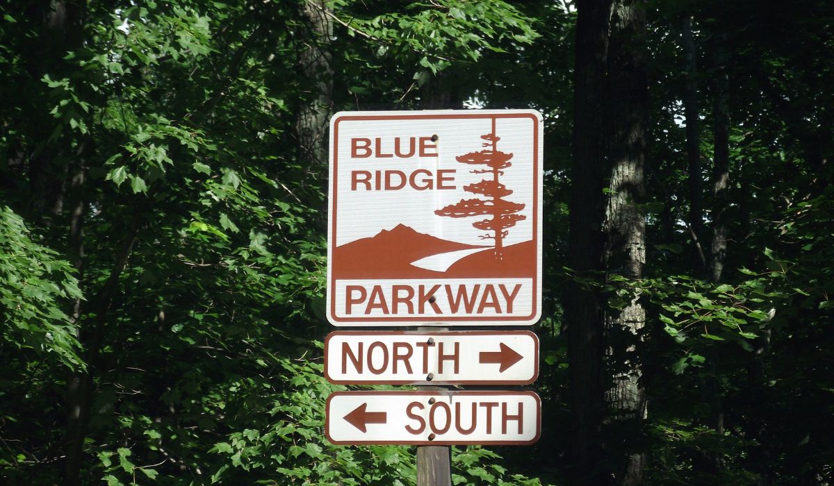 Image of the Blue RIdge Parkway sign pointing north and south.